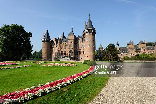 front view of castle de haar in the netherlands - haarzuilens stock pictures, royalty-free photos & images