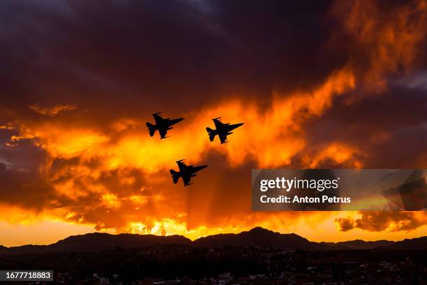 fighter jets at sunset. military aviation - luftangriff stock-fotos und bilder