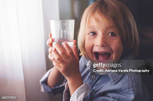 happy little water drinker - niño-tomando-agua fotografías e imágenes de stock