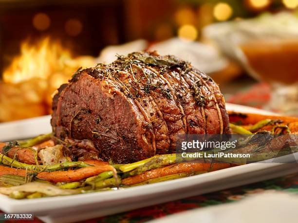 christmas roast beef dinner - roast beef stock pictures, royalty-free photos & images