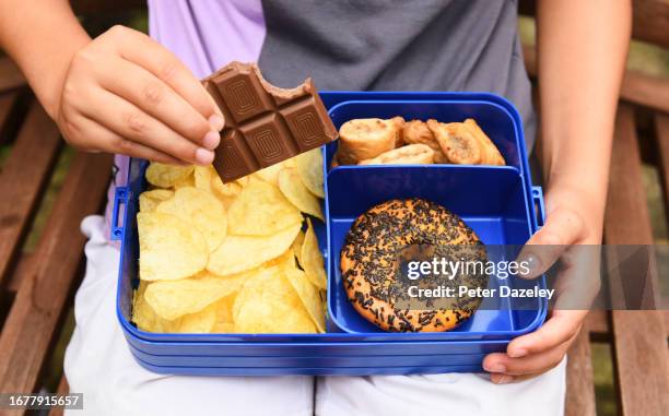 unhealthy school lunch box - alimentazione non salutare foto e immagini stock