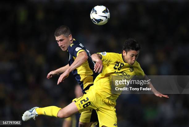 Nick Montgomery of the Mariners contests a header with Kurisawa Ryoichi of Kashiwa during the AFC Champions League match between the Central Coast...