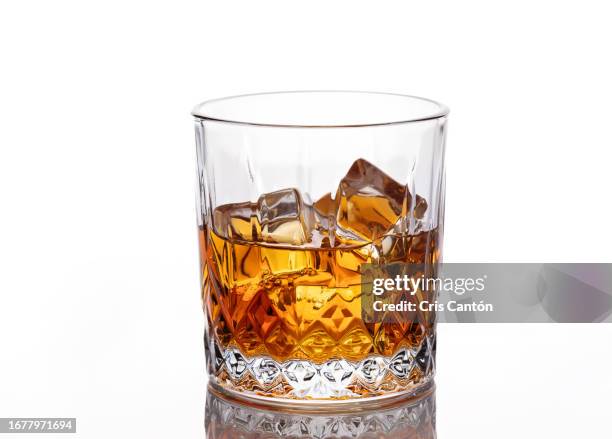 whiskey on the rocks on white background - whiskyglas stockfoto's en -beelden