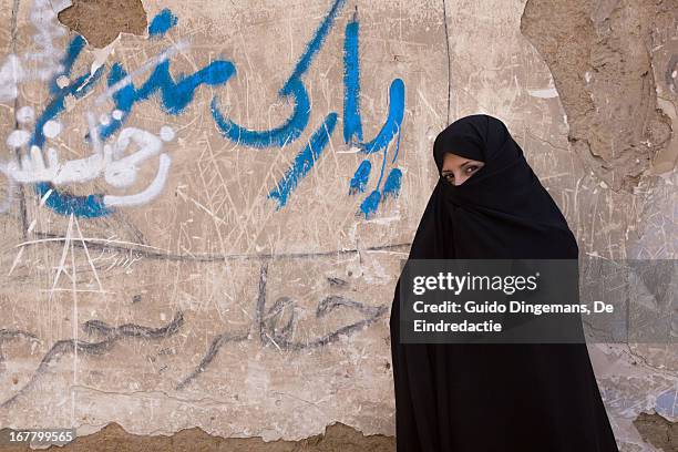 young muslim woman - véu imagens e fotografias de stock