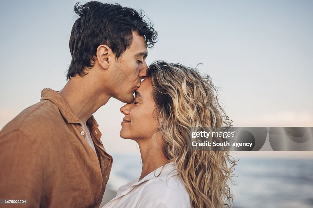 Mann küssen seine Frau