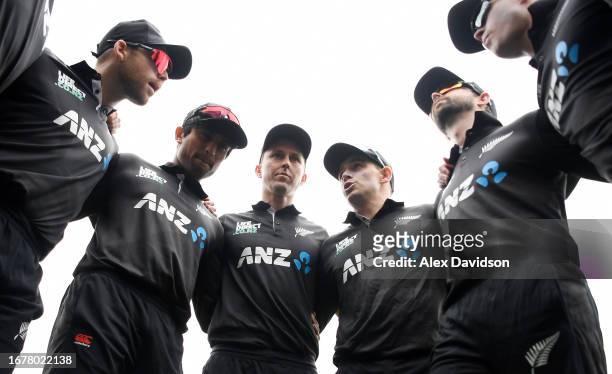 Tom Latham of New Zealand speaks to teammates ahead of the 3rd Metro Bank ODI between England and New Zealand at The Kia Oval on September 13, 2023...