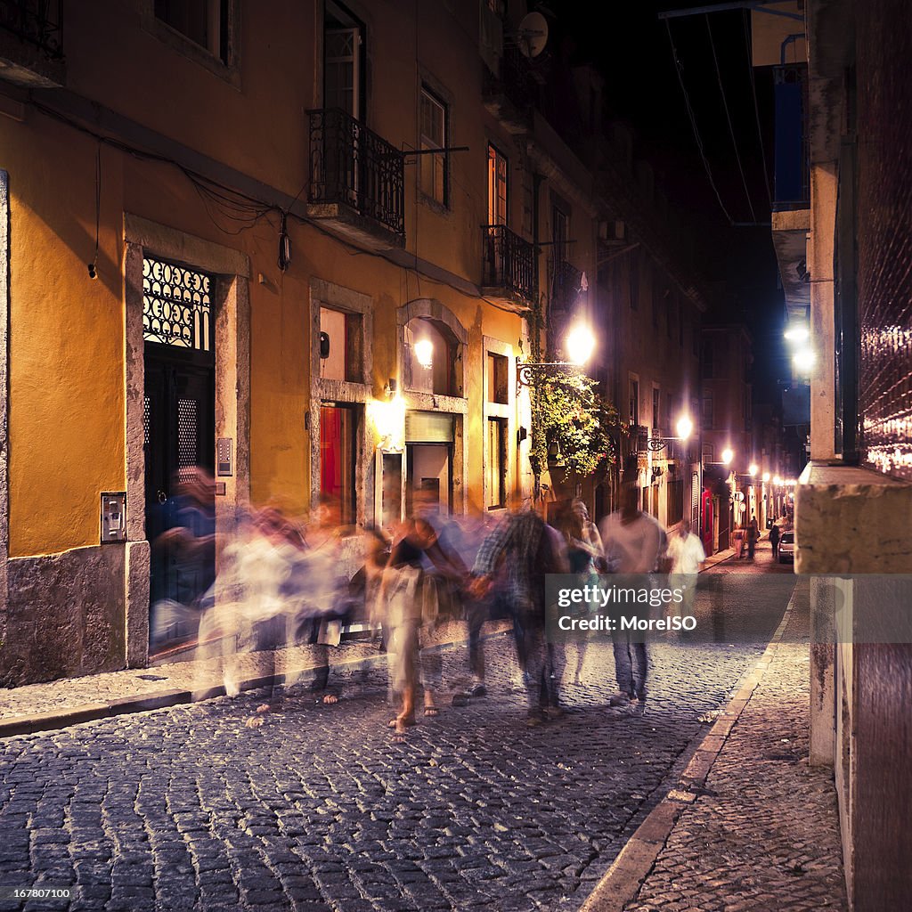 Pessoas a caminhar pela noite, de vida noturna de Barrio Alto de Lisboa, Portugal