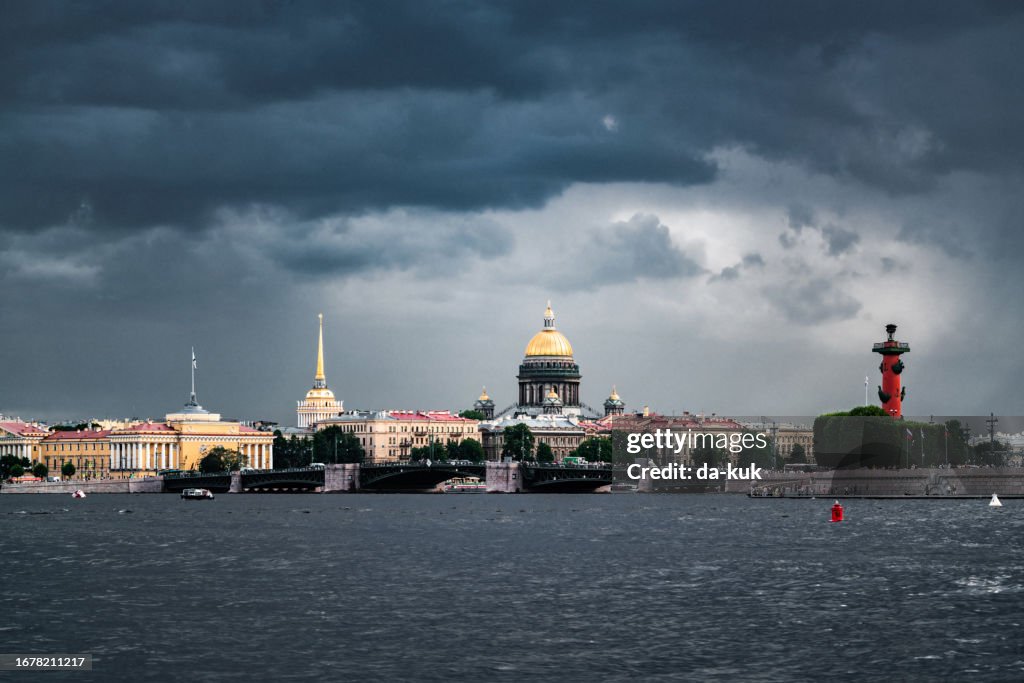 Isaakskathedrale und Nehrung der Wassiljewski-Insel von der Newa aus gesehen. Dramatische Regenwolken im Hintergrund. St. Petersburg