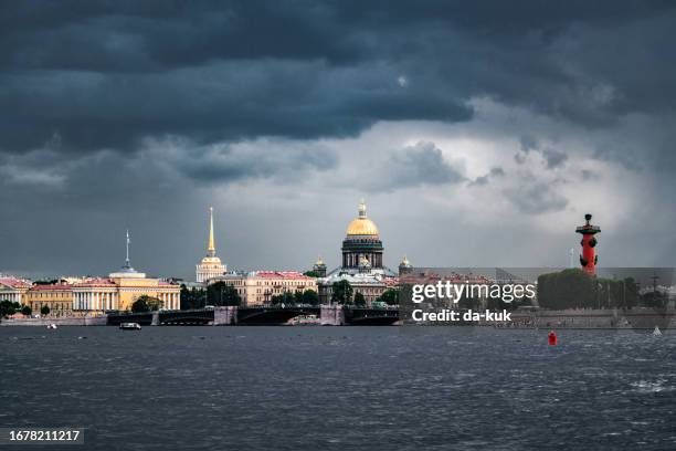 saint isaac's cathedral and spit of vasilievsky island seen from neva river. dramatic rainy clouds on the background. st. petersburg - st petersburg russia 個照片及圖片檔