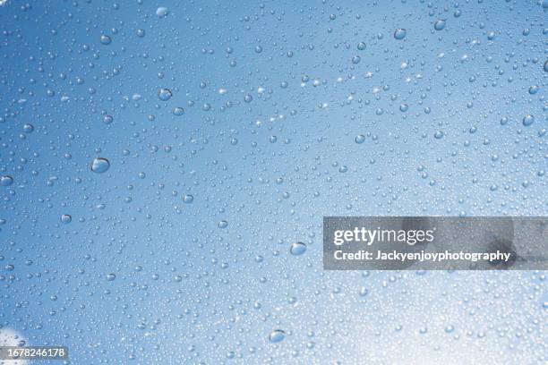 rain drops on the window - tuffo di una goccia foto e immagini stock