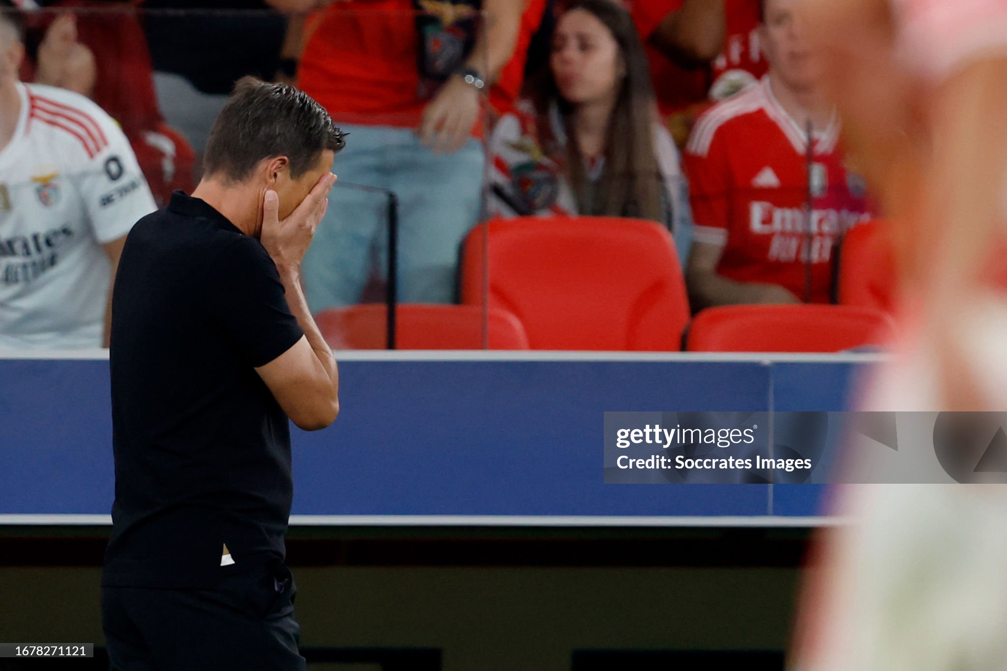 Roger Schmidt points to the referee after Benfica's disastrous quarter-hour