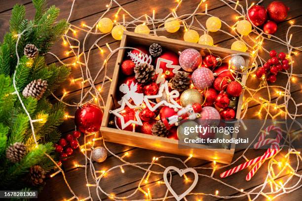 scatola di legno piena di ornamenti natalizi sparsi sul pavimento - decoration foto e immagini stock