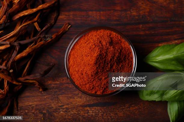 kräuter und gewürze gemahlenes rotes chilipulver - chilli powder stock-fotos und bilder