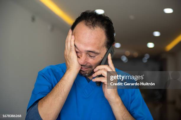 nurse in hospital talking on phone - enfermeiros stock pictures, royalty-free photos & images