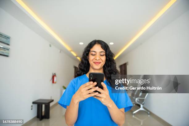 nurse in hospital using phone - enfermeiros stock pictures, royalty-free photos & images