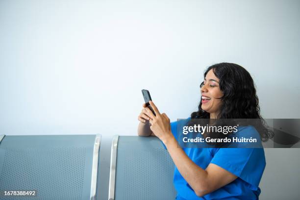 nurse in hospital using phone - enfermeiros stock pictures, royalty-free photos & images