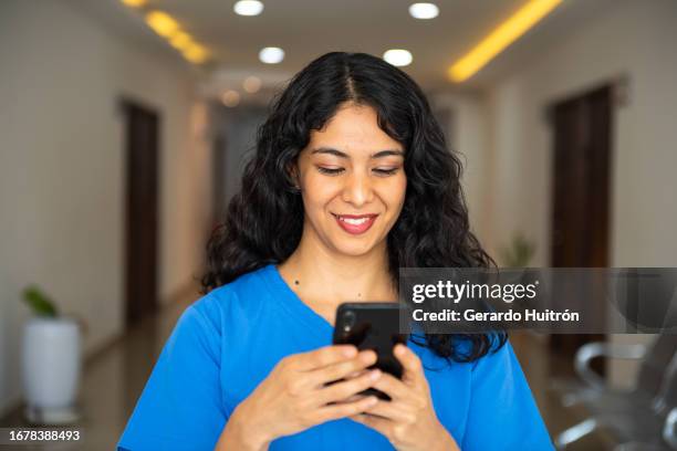nurse in hospital using phone - enfermeiros stock pictures, royalty-free photos & images