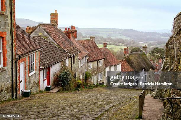 gold hill, shaftesbury - shaftesbury engeland stockfoto's en -beelden