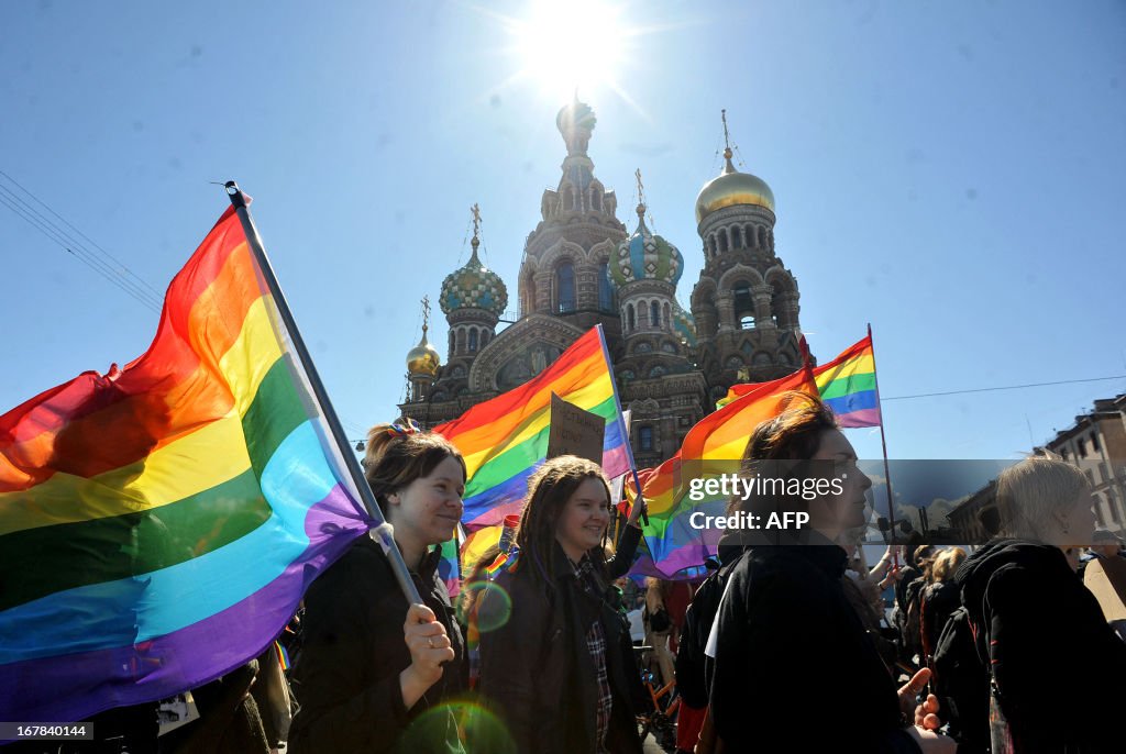 TOPSHOT-RUSSIA-GAY-RIGHTS-PROTEST