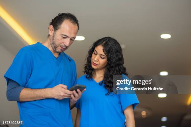 colleagues talk each other - enfermeiros stock pictures, royalty-free photos & images