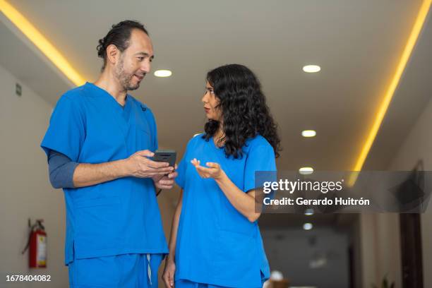 colleagues talk each other - enfermeiros stock pictures, royalty-free photos & images