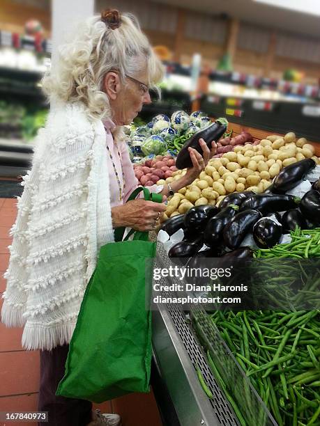 buying fresh vegetables - huntington beach market stock-fotos und bilder