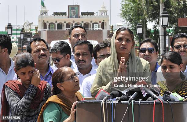 Indian prisoner in Pakistan Sarabjit Singh’s wife Sukhpreet Kaur requesting Indian government to Save Sarabjit along with sister Dalbir Kaur and...