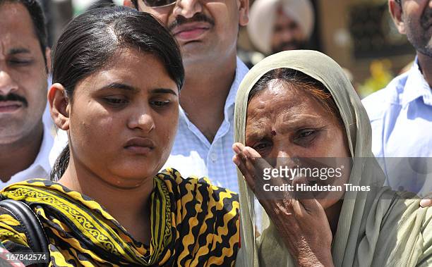 Indian prisoner in Pakistan Sarabjit Singh’s daughter Swapandeep and wife Sukhpreet Kaur on reaching India after meeting Sarabjit in Lahore hospital...