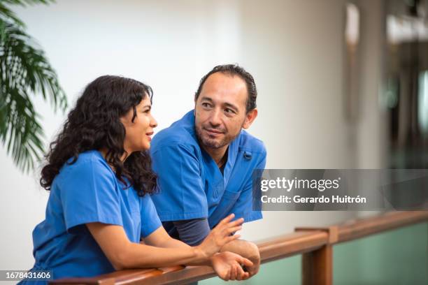 colleagues talk each other - enfermeiros stock pictures, royalty-free photos & images