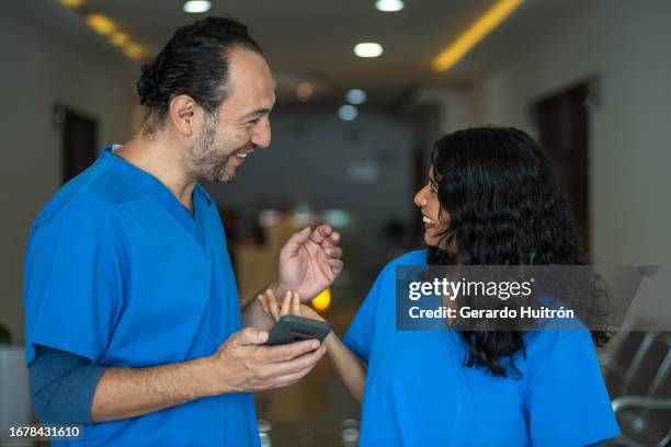 colleagues talk each other - enfermeiros stock pictures, royalty-free photos & images