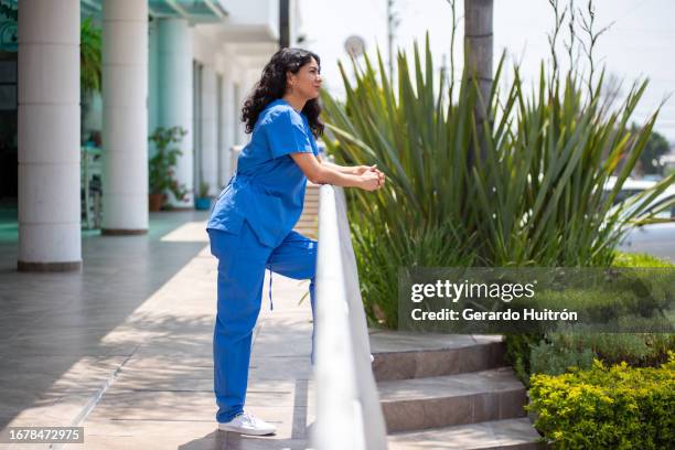 nurse taking an air fresh - enfermeiros stock pictures, royalty-free photos & images