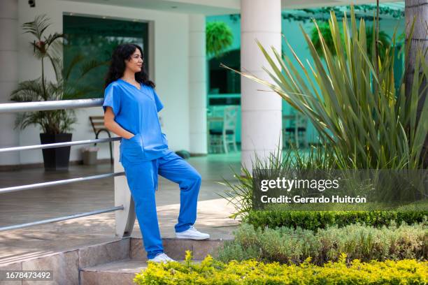 nurse taking an air fresh - enfermeiros stock pictures, royalty-free photos & images