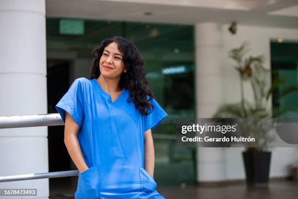 nurse taking an air fresh - enfermeiros stock pictures, royalty-free photos & images