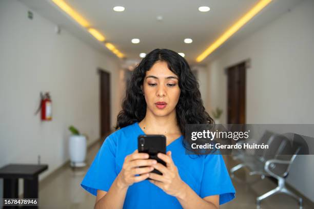 nurse in hospital using phone - enfermeiros stock pictures, royalty-free photos & images