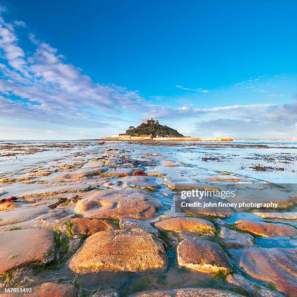 st michaels mount, stone causeway. - marazion-cornwall-england photos et images de collection