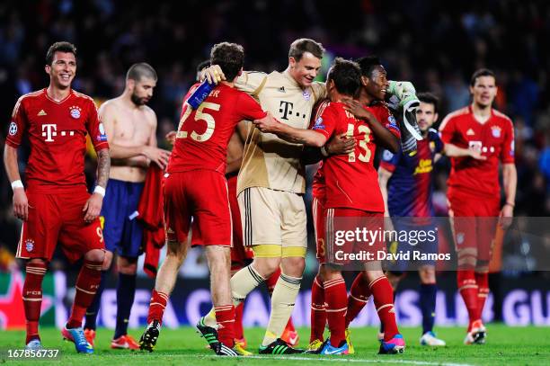 Manuel Neuer the Munich goalkeeper celebrates with team mates following the UEFA Champions League semi final second leg match between Barcelona and...