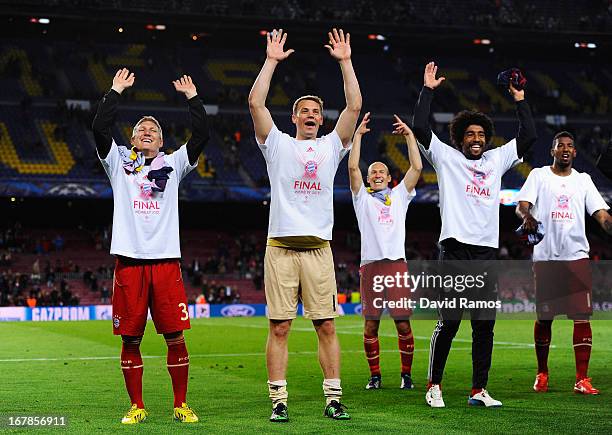 Manuel Neuer the Munich goalkeeper celebrates with team mates following the UEFA Champions League semi final second leg match between Barcelona and...