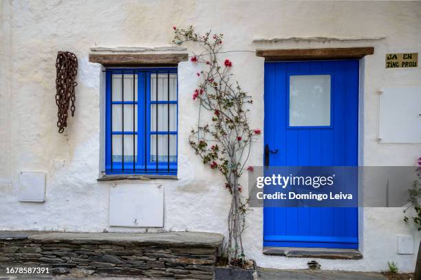 blue door and window in mediterranean architecture - cadaqués fotografías e imágenes de stock