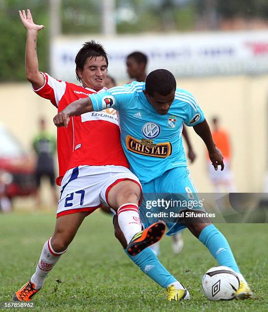 Nelinho Quina of Sporting Cristal fights for the ball with Gerardo Vonder Putten of Union Comercio during a match between Union Comercio and Sporting...