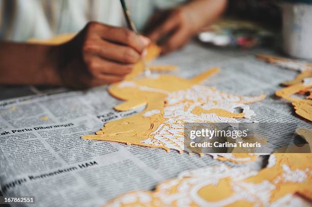 wayang kulit painting - wayang kulit puppenspiel stock-fotos und bilder