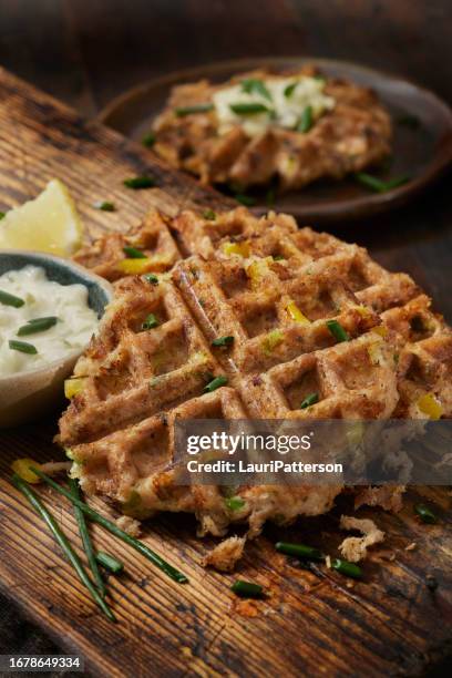 waffle croccanti di torta di tonno - cialda foto e immagini stock
