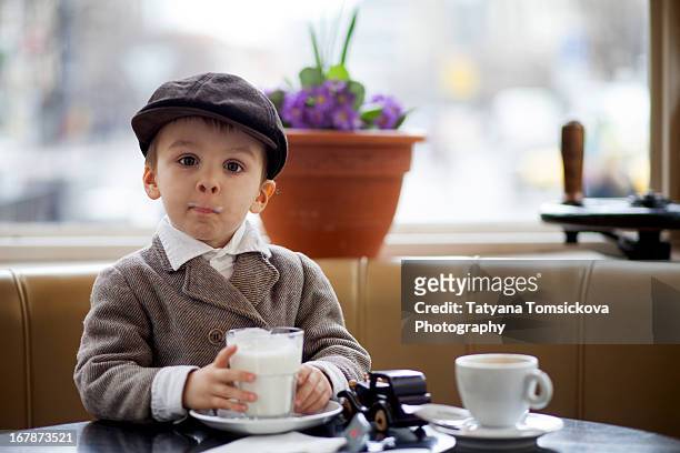 boy sipping milk - bereit photos et images de collection