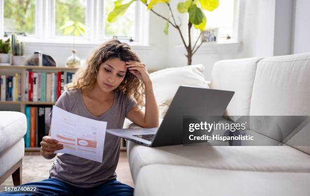 woman looking worried about her home finances - statement stockfoto's en -beelden