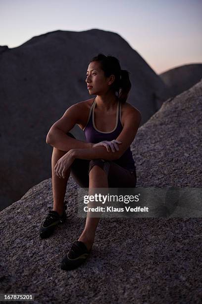 female climber ralaxing on big rock - grimpeur sportif ou grimpeuse sportive photos et images de collection
