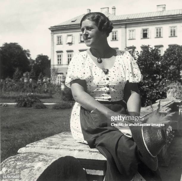 Singer Lotte Lehmann. Mirabellgarden. Salzburg. About 1935. Photograph by Franz Xaver Setzer. Die Sängerin Lotte Lehmann im Mirabellgarten. Salzburg....