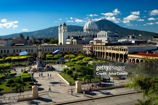 plaza libertad, san salvador, el salvador - san salvador volcano stock pictures, royalty-free photos & images