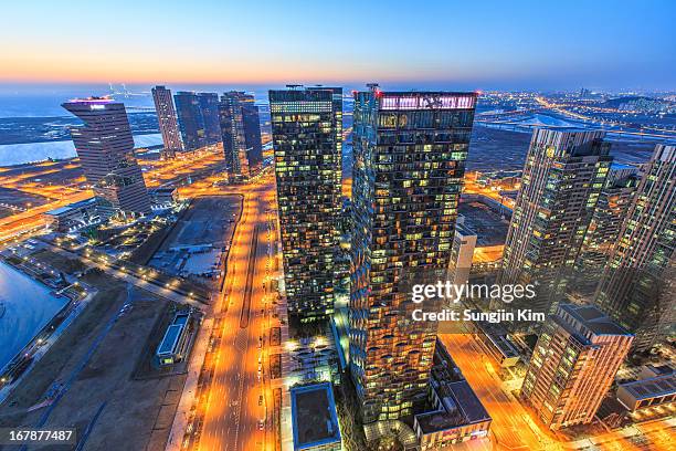 nightscape of the city - songdo ibd stock-fotos und bilder