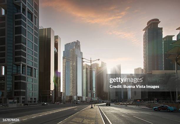 modern buildings downtown doha - 2013 fotografías e imágenes de stock