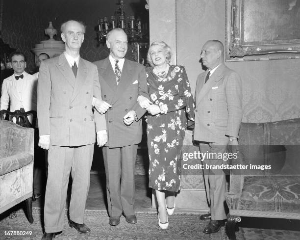 The opera singer Maria Jeritza at an artists' reception with conductor Wilhelm Furtwängler , her husband Irving P. Seery and director Erich von...