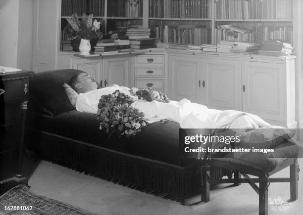 Hugo von Hofmannsthal on his deathbed, 16th July 1929. Der österreichische Schriftsteller Hugo von Hofmannsthal auf dem Totenbett in seinem...